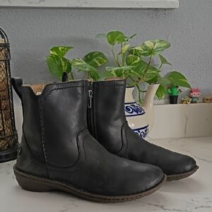 UGG LEATHER Black Ankle Boots with Side Zipper